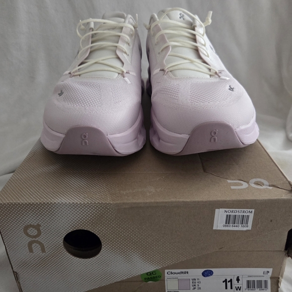 On Cloud Tilt Women Running Shoes Sneakers Ivory/Orchid Purple Size 11 NIB - Picture 6 of 9